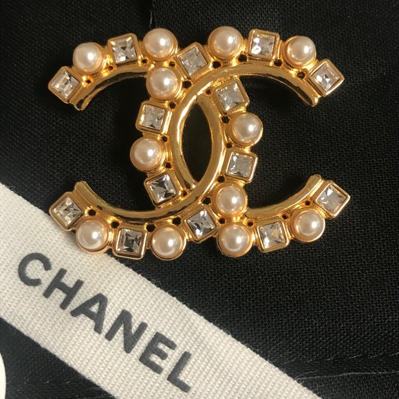SOLD     CHANEL Metal Crystal Pearl CC Crystal Brooch Gold - Picture 3 of 8